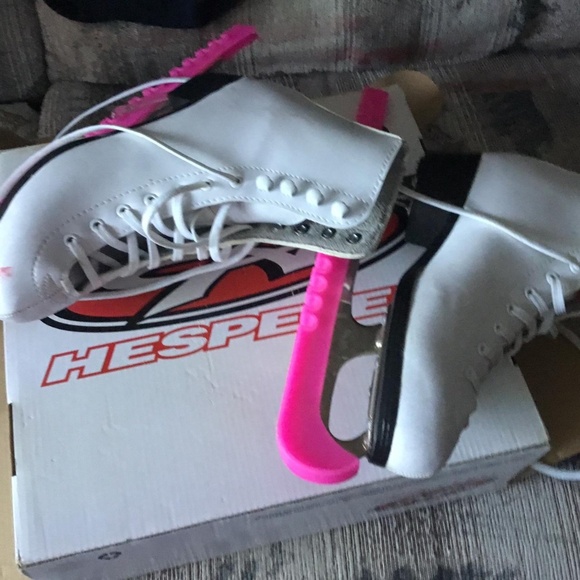 HESPELER  White & Black Skate Shoes For Girls - Picture 2 of 7